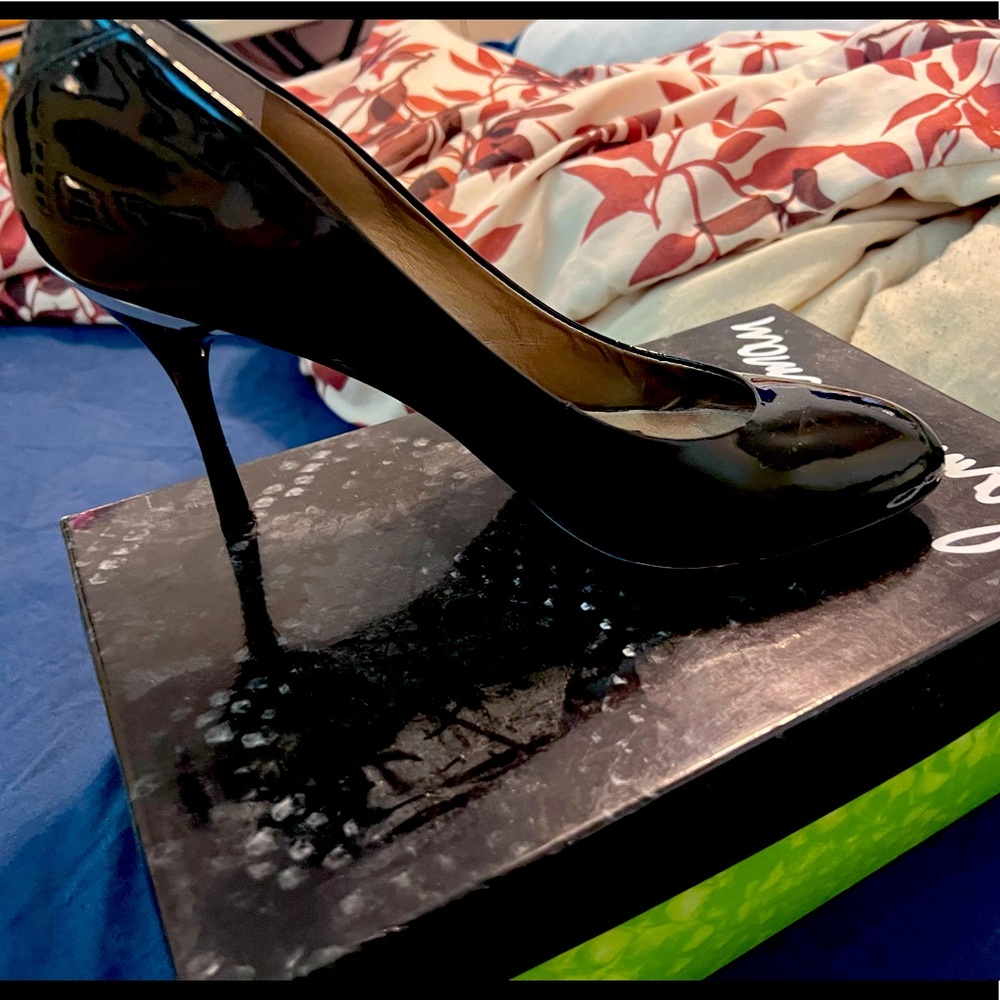 Beautiful Women’s Dress Shoe, size 10 worn once, like new
